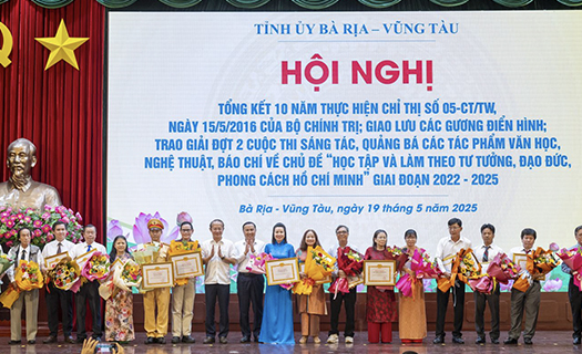 Trao giải cuộc thi sáng tác về học tập và làm theo Bác